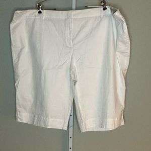 Avenue Signature Chino Bermuda. Size 32